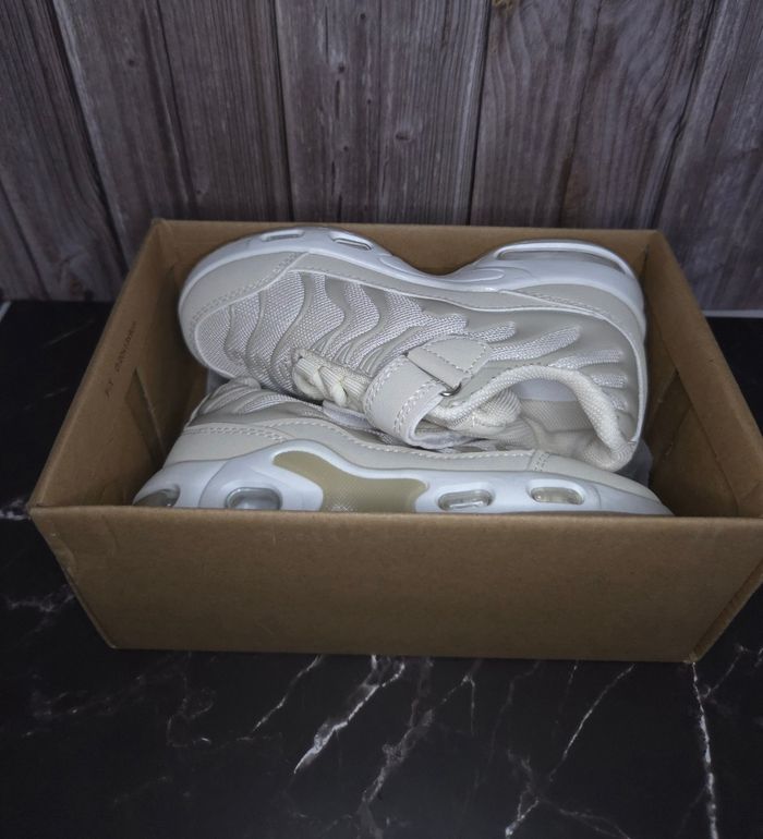 Baskets beige à scratch enfants mixtes tendances - Taille 26 - NEUVES 🌟 - photo numéro 2