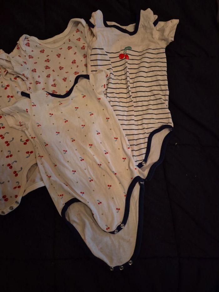 Lot 4 bodies manches courtes 18 mois - photo numéro 3
