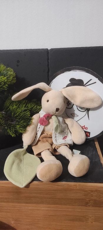 Doudou et compagnie Pim le lapin feuille fourmi beige vert rouge Peluche Gilet