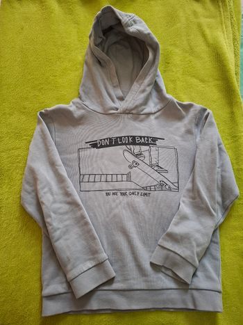 Pull à capuche bleu ciel 