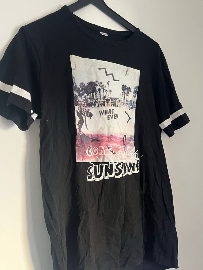 Teeshirt noir avec imprimé blanc gris et rose