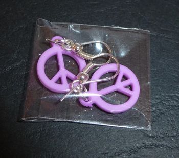 Paire de boucles d'oreilles Peace and Love violet
