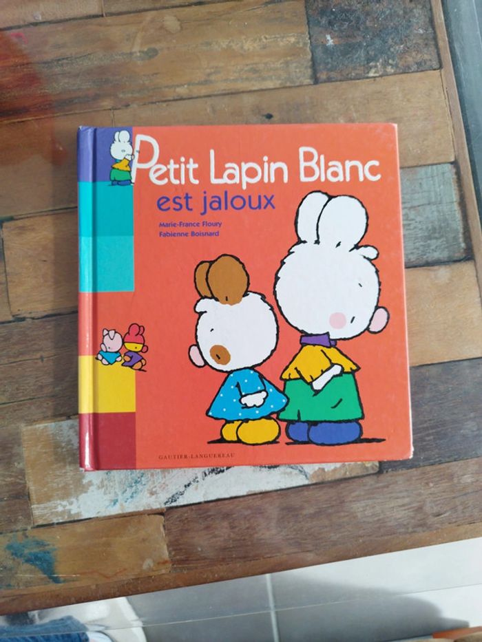 Petit lapin blanc est jalou