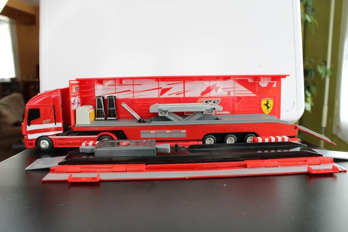 Hot wheels camio Iveco Stralis plus remorque atelier