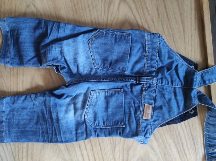 Lot de 3 pantalons et 1 salopette garçon 6 mois - photo numéro 9