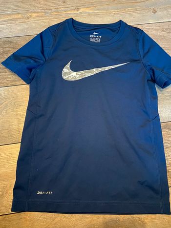 T-shirt sport bleu nike 6-8 ans