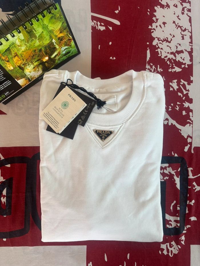 Sweat Prada blanc logo triangle en métal en dessous du col