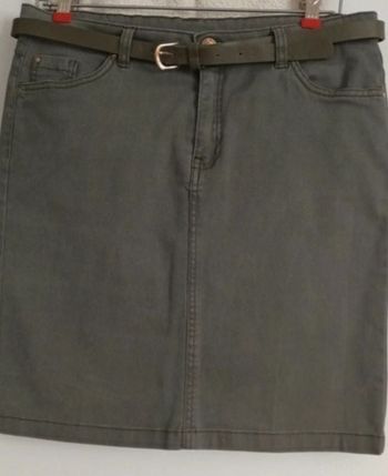 Jupe courte droite de couleur kaki