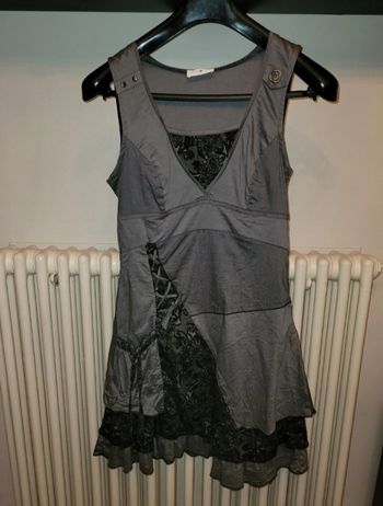 Robe grise dentelle noire