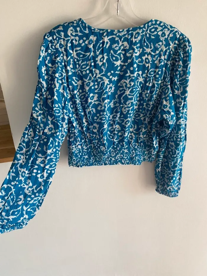 Blouse courte en cache cœur kiabi bleu et blanc - photo numéro 6