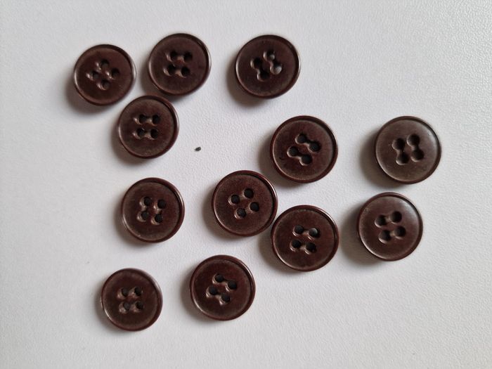 12 boutons marrons