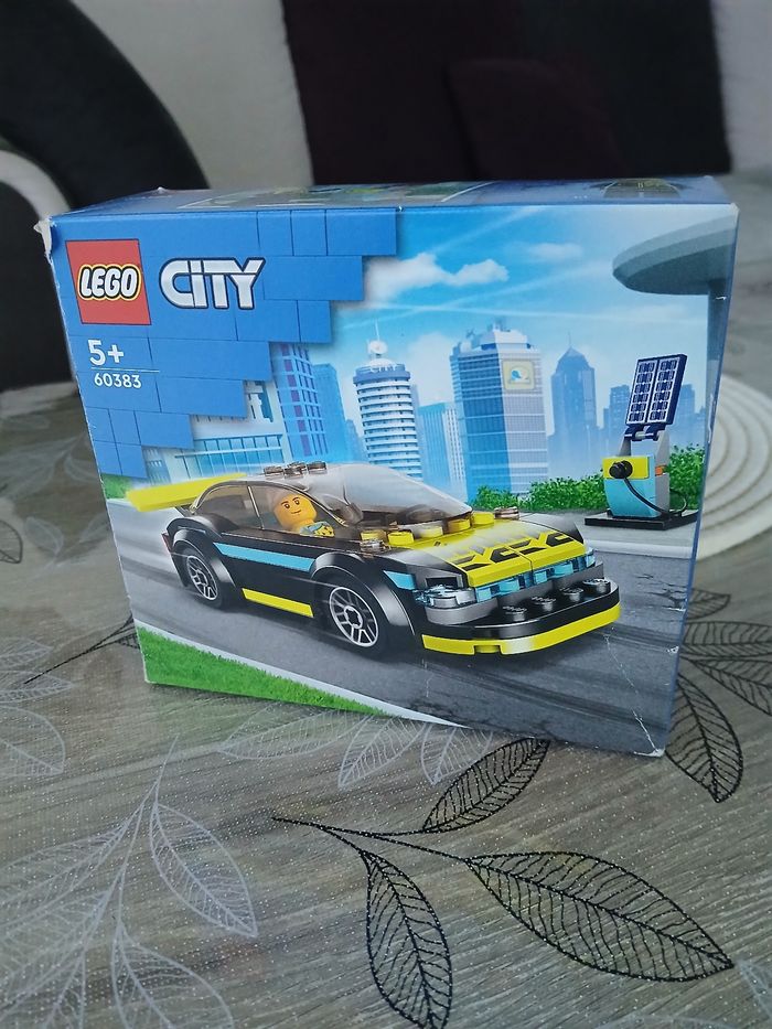 Lego City La Voiture de Sport Électrique 60383 - photo numéro 2