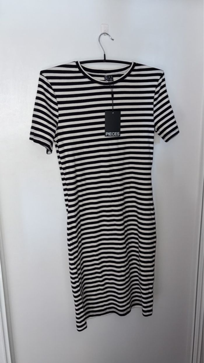 PIECES - Robe moulante rayée - Taille M - Noir et Blanc - Neuf avec étiquette - photo numéro 5