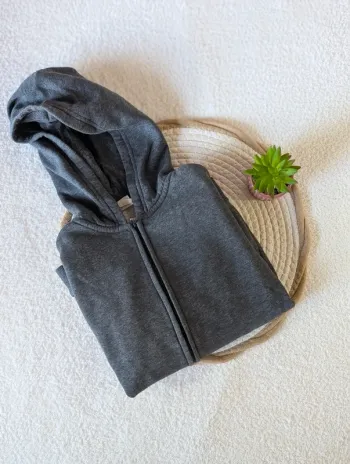 🩶 Veste de survêtement H&M – 7 ans