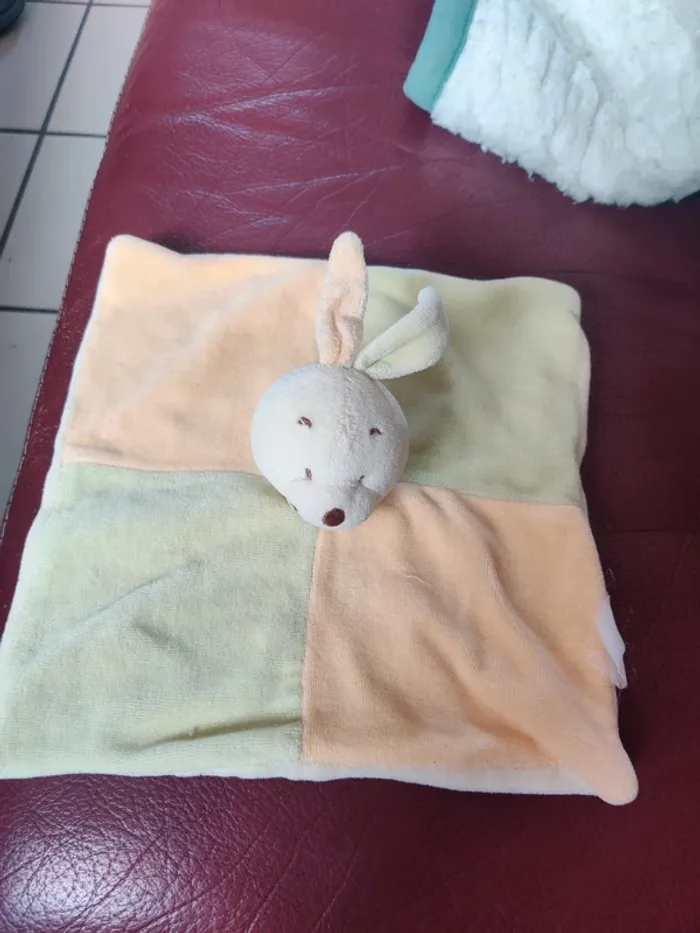 Doudou plat lapin vert jaune orange JJA