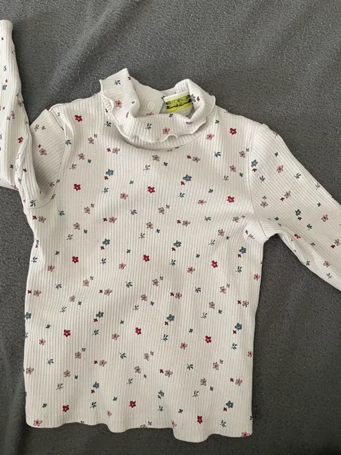 TEE shirt col roulé fleuri