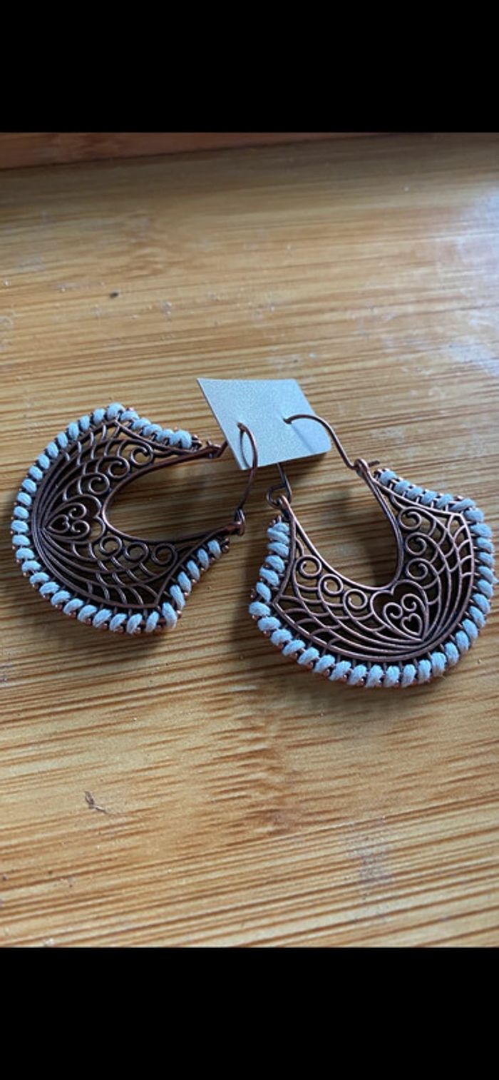 Magnifique paire de boucles d’oreilles couleur bronze