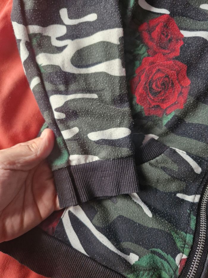 Superbe veste zippée camouflage et roses - photo numéro 3