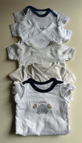 lot 5 body manches courtes taille 6 mois