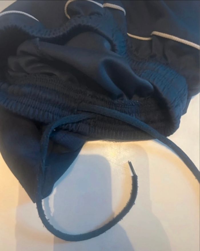 Short pour garçon très bon état taille 6-8 ans couleur bleu marine - photo numéro 4