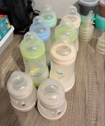 8 biberons mam + 15 tétines