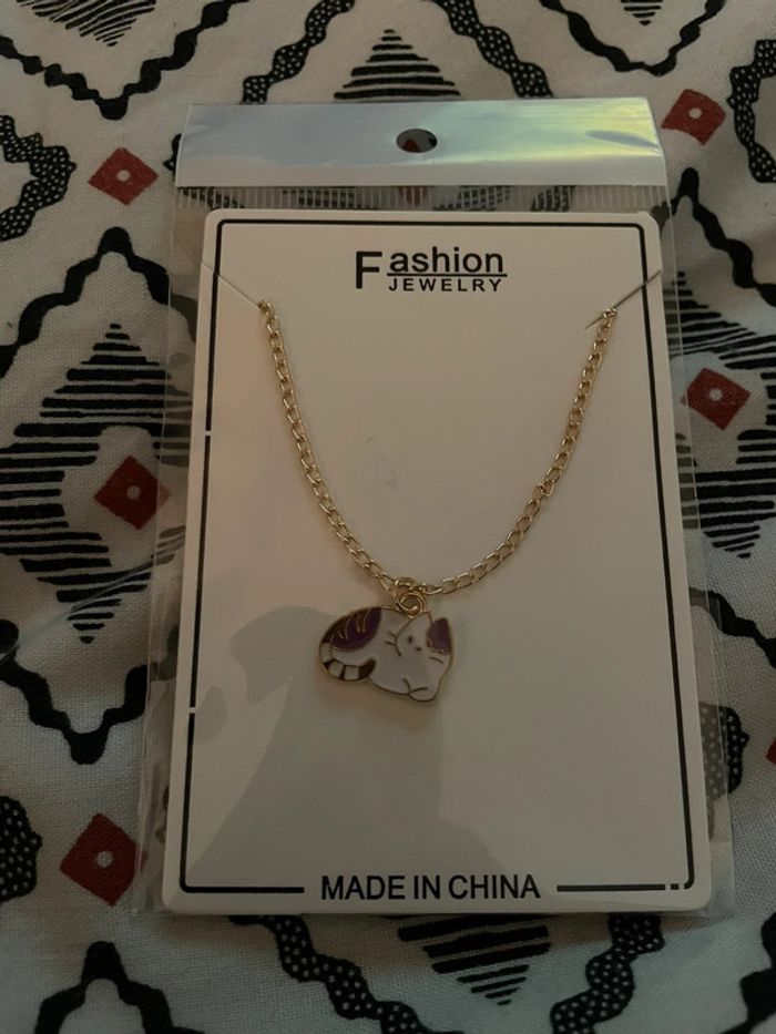 Collier chats couché