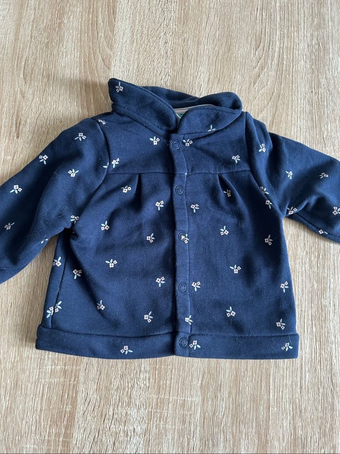 Lot pull Disney et 1 veste obaibi - photo numéro 7