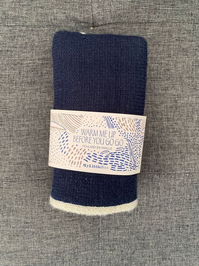 🧣 Foulard en maille My Little Box – Bleu marine & crème – Neuf