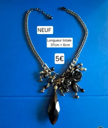 Collier long NEUF avec chaine argentée et breloques