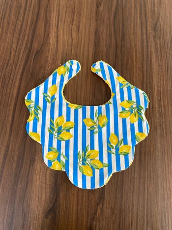 Bavoir motif citron rayé 