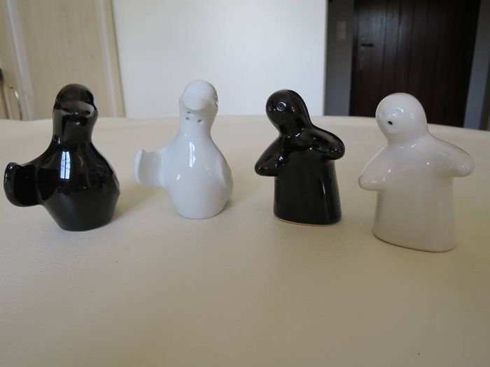 2 lots de salières et poivrières