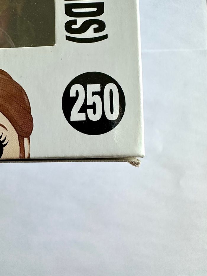 Figurine Funko Pop Belle (castle grounds) numéro 250 Beauty and The Beast Disney - photo numéro 7