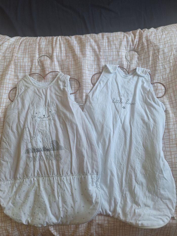 Deux gigoteuses