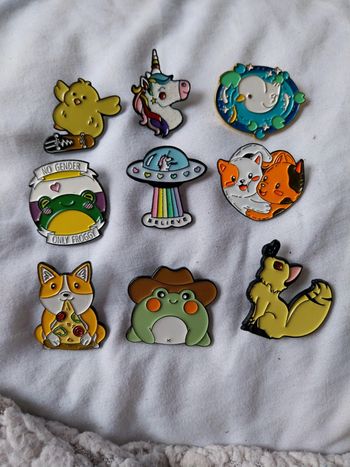 Pins mignons au choix