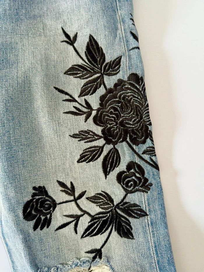 Jean bleu broderies florales noires • Blue jeans with black floral embroidery Rag&Bone Taille 34 - photo numéro 4