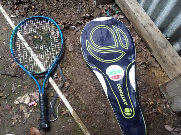Une raquette de tennis et une bombe d'équitation - photo numéro 2