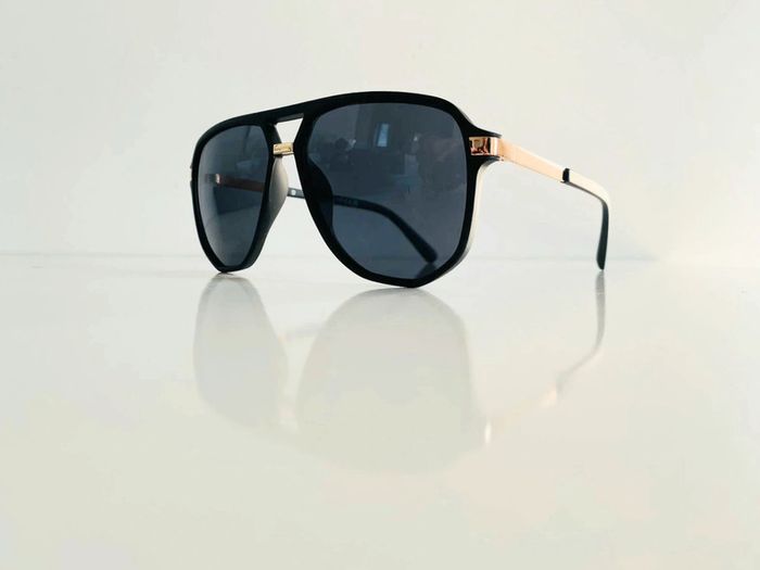 Lunette de soleil mixte noire et dorée UV protection catégorie 3