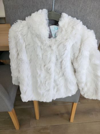 Veste blanche en faux poils