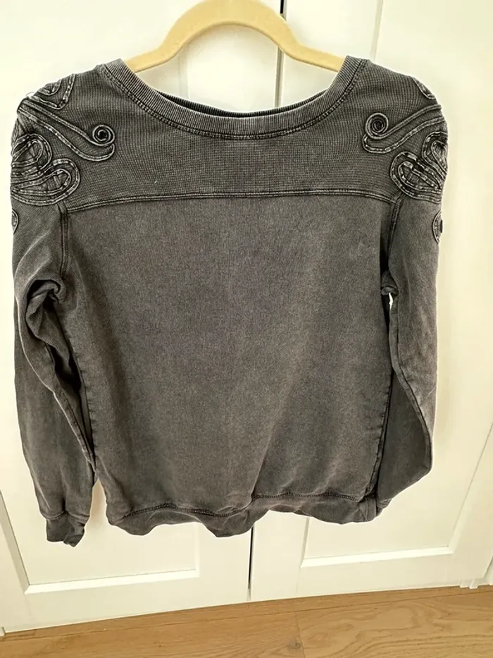 Sweat gris avec décoration