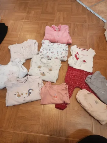 Lot de pyjama taille 12 mois et 3 body