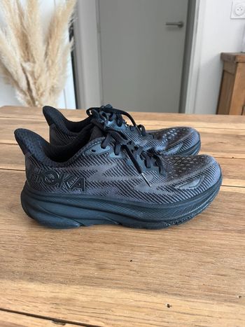Hoka Clifton 9 noires