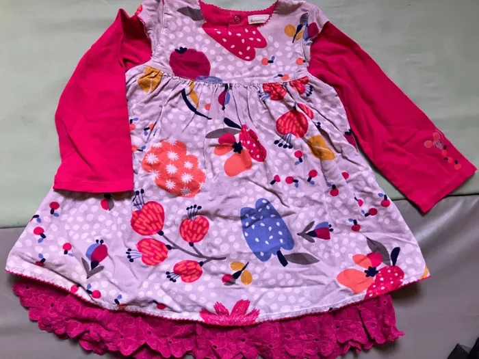 Tres jolie robe automne/hiver violet/fushia en velours  24 mois Catimini