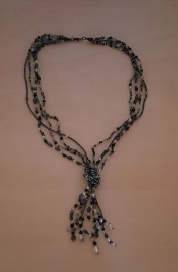 Collier en perles noires, grises et transparentes