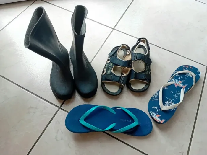 Lot 4 paires chaussures sandales tong garçon 32