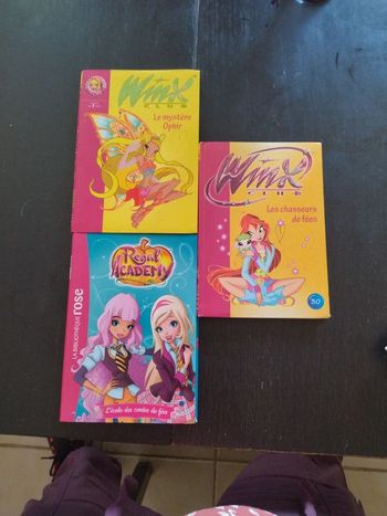 Trois livres bibliothèque rose : WINX et Royal Academy