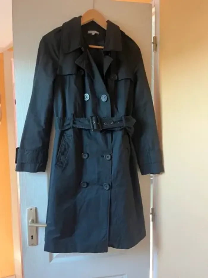 trench-coat noir ici et maintenant