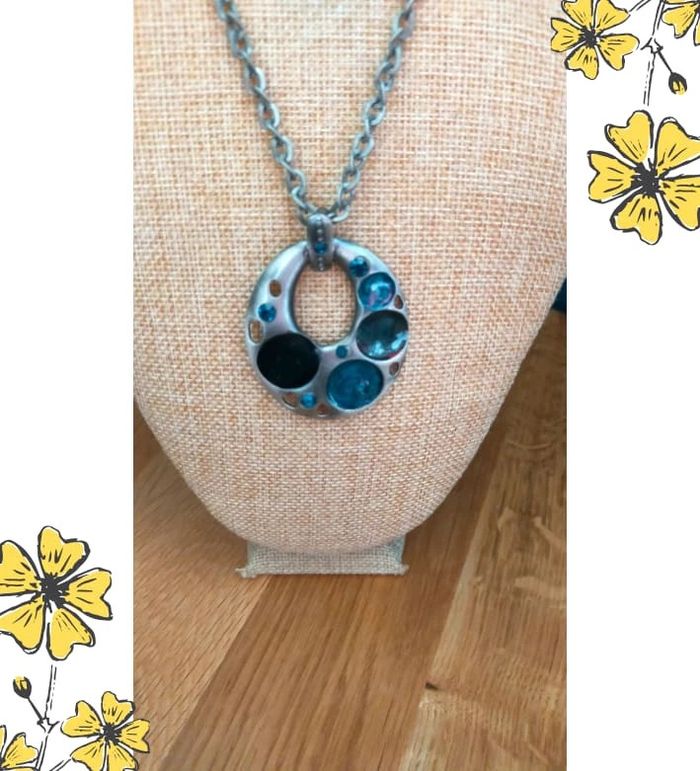 Collier fantaisie argenté et bleu – pendentif rond original