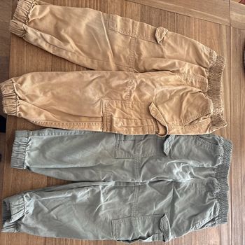 Lot de 2 pantalons t 5 ans.