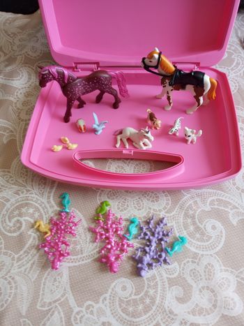 Petit Lot d'Animaux "Playmobil" dans valisette rose