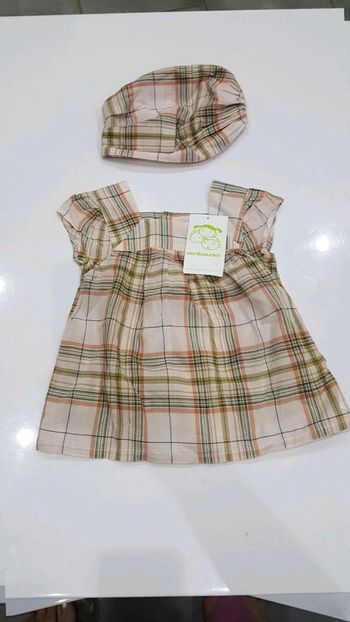 Robe  avec  le bandeau neuve 18  mois